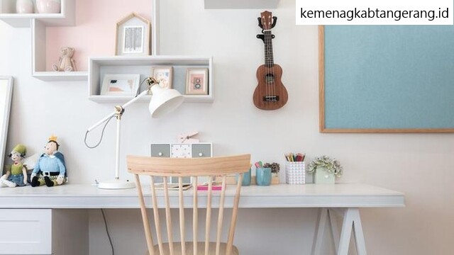 6 Barang yang Wajib Ada di Meja Kerja Kamu